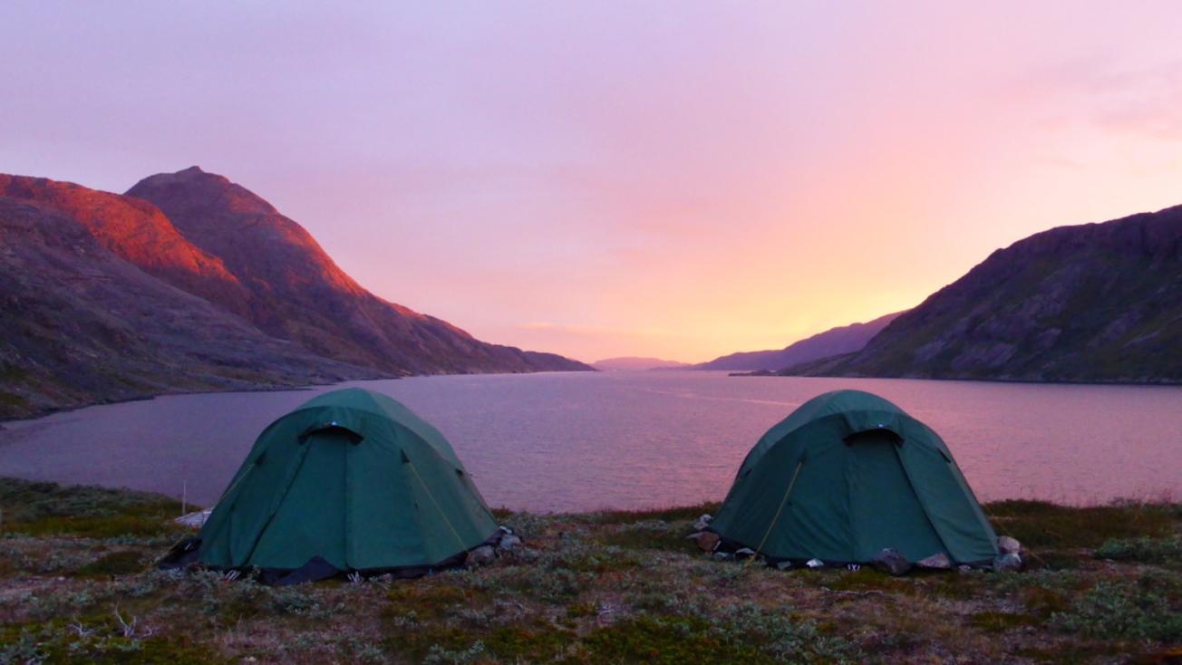 Coucher de soleil sur le bivouac du prospect à terres rares de Kringlerne, province du Gardar, Groenland