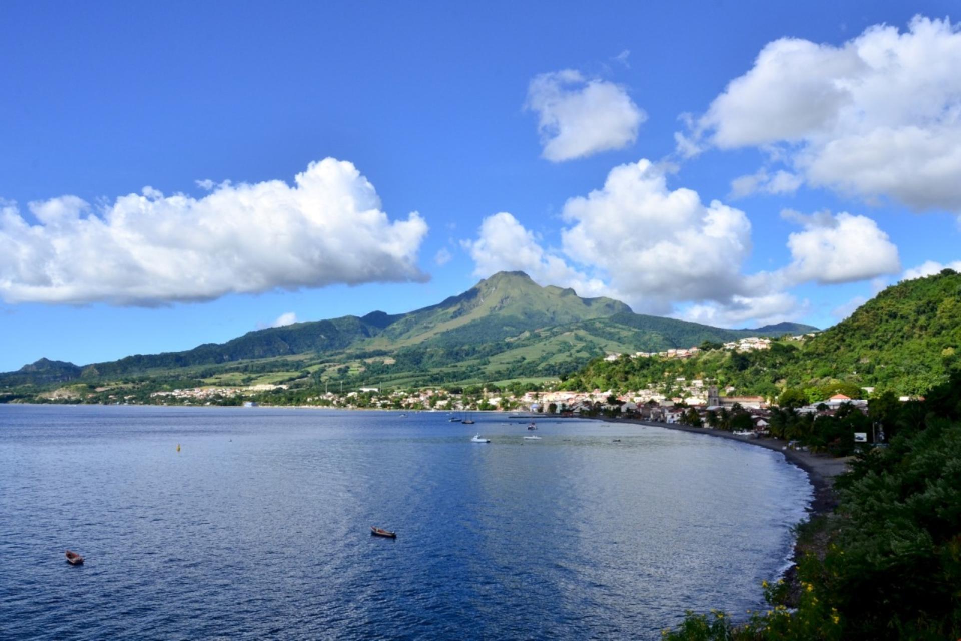 Baie de Saint Pierre, en Martinique, au pied de la montage Pelée