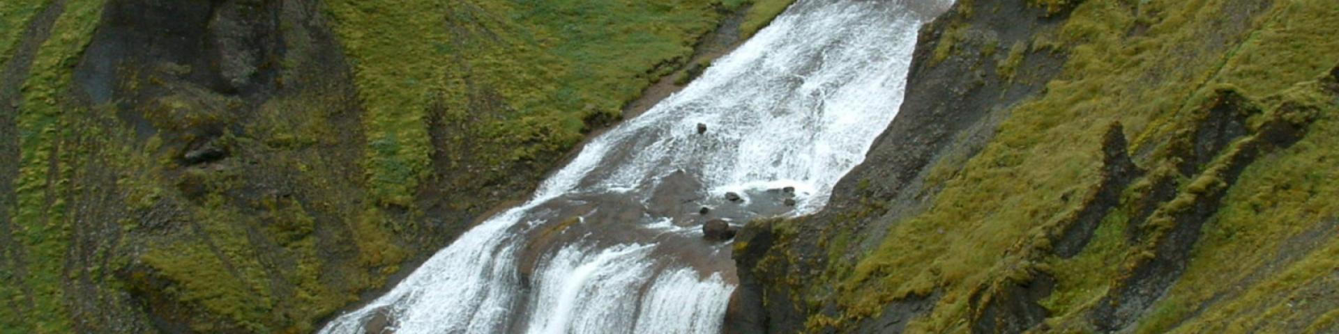 L'eden au milieu de nulle part, une cascade sur des formations volcaniques recouvertes d'une fine couche de mousse (Hekla, Islande, 2007).
© BRGM - Alexandre Brugeron
Cascade à proximité d'Hekla