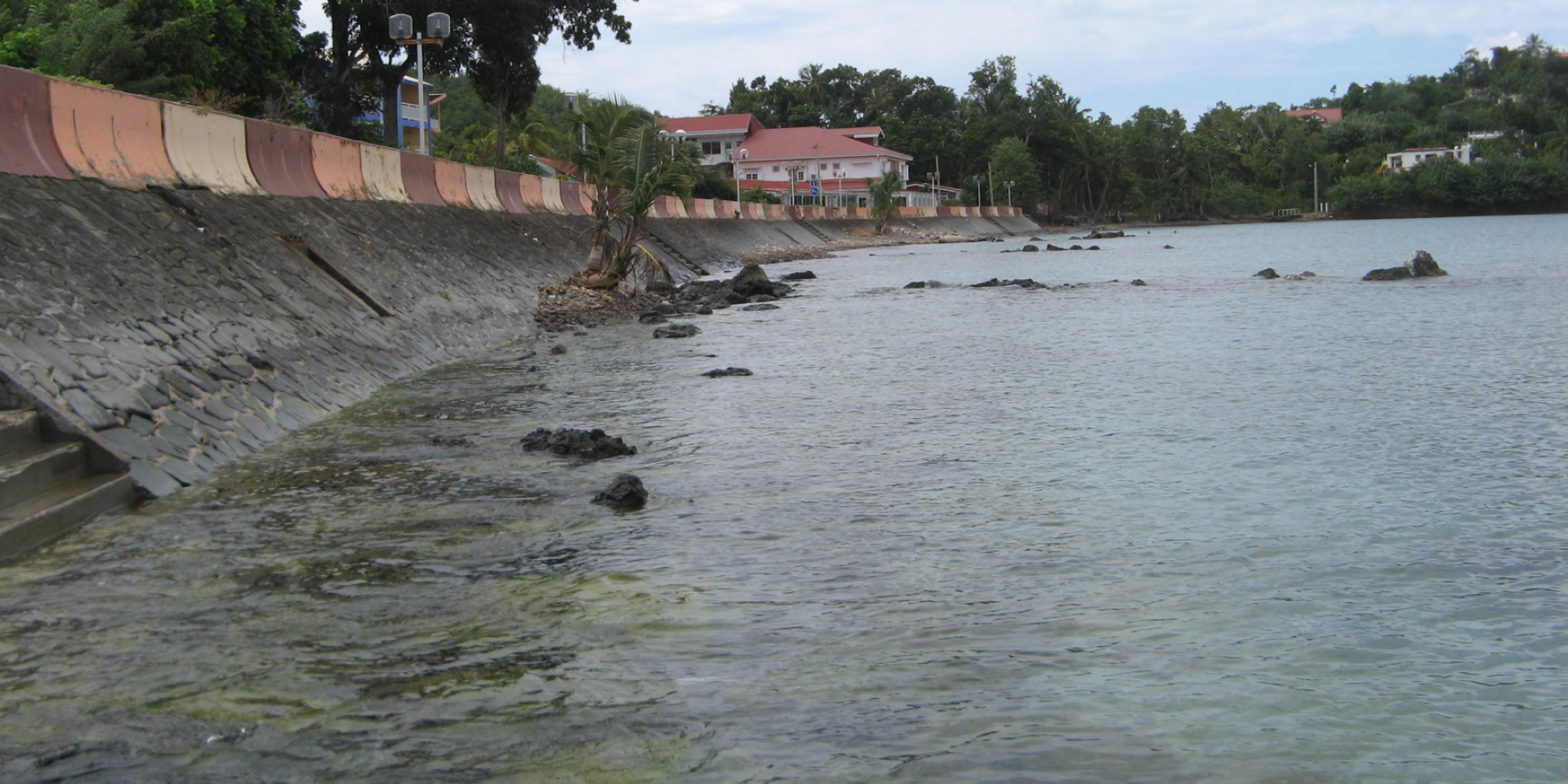 Anse Mitan en septembre 2007 (à gauche) et un an après (à droite) - © BRGM Anse Mitan après (13-11-2008)
