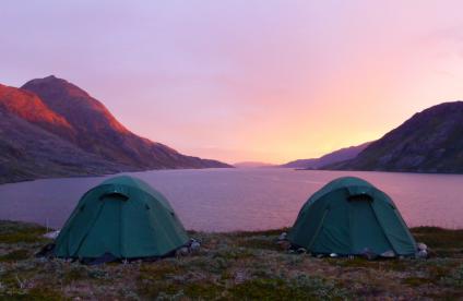 Coucher de soleil sur le bivouac du prospect à terres rares de Kringlerne, province du Gardar, Groenland